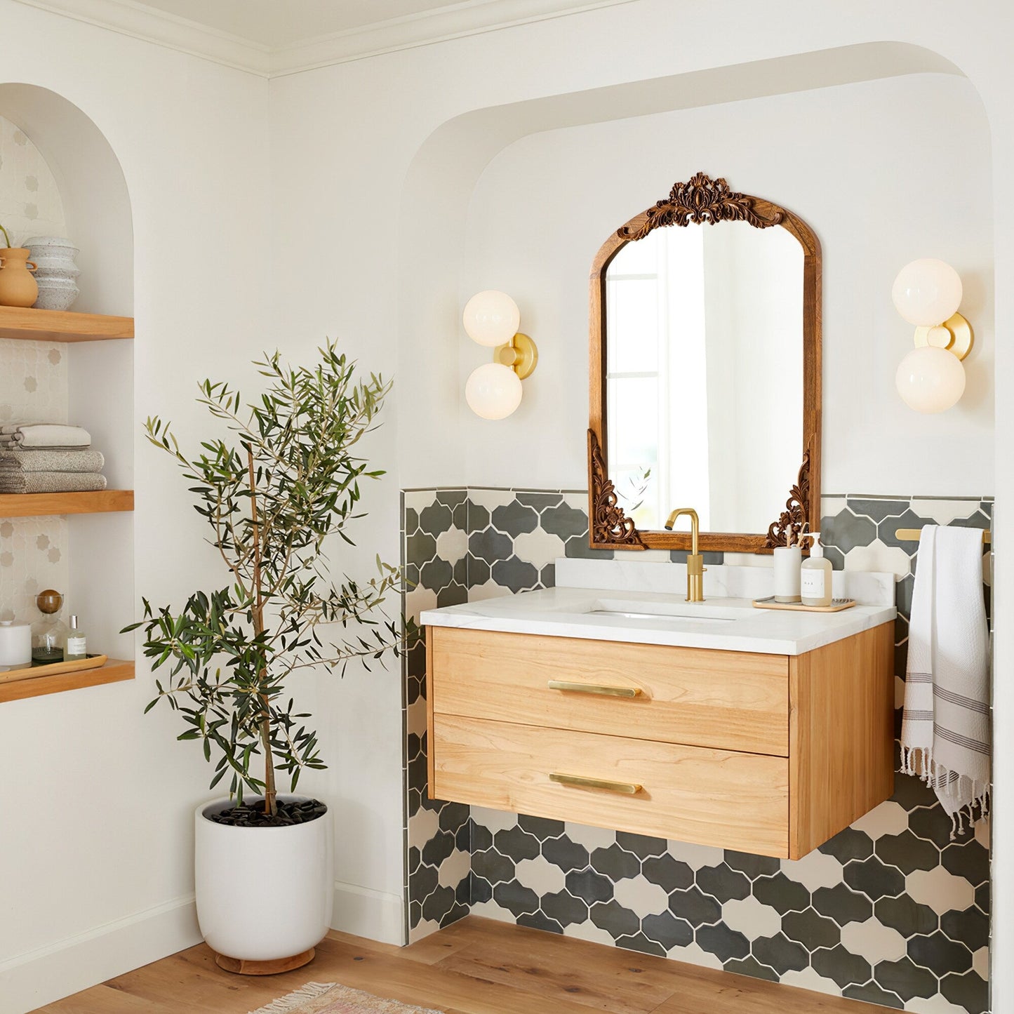 Miroir de sol sculpté en bois massif de forme arquée sur toute la longueur