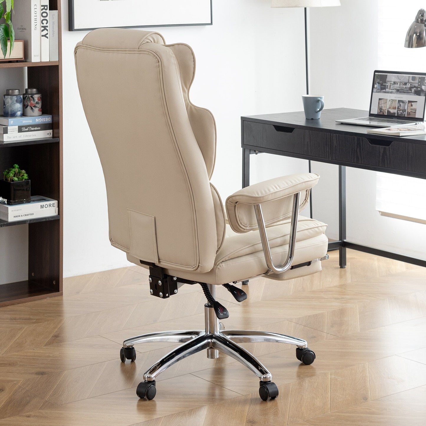 Fauteuil de bureau inclinable ergonomique pivotant à 360° en cuir reconstitué beige avec dossier haut et support lombaire, repose-pieds et hauteur réglable