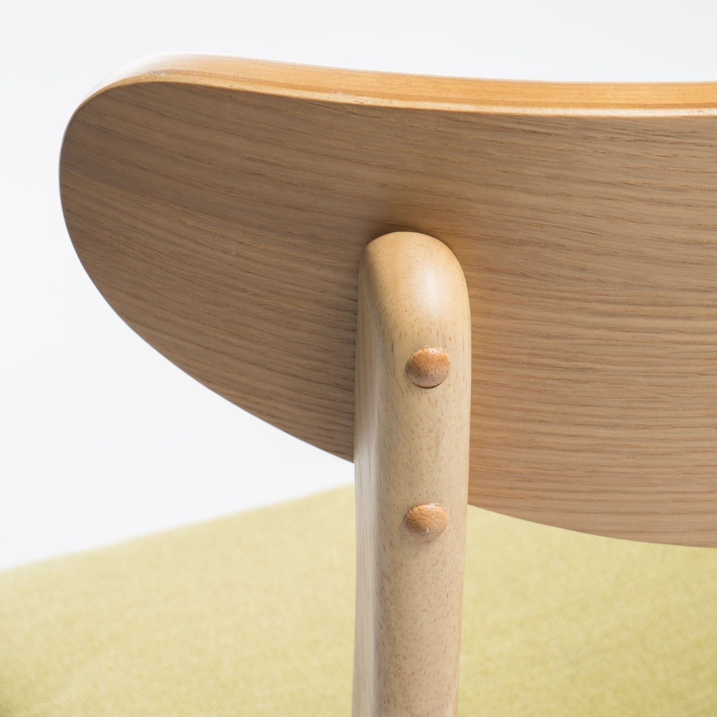 Chaise de salle à manger Abrielle en bois d'hévéa rembourrée de style milieu de siècle (lot de 2) par Christopher Knight Home