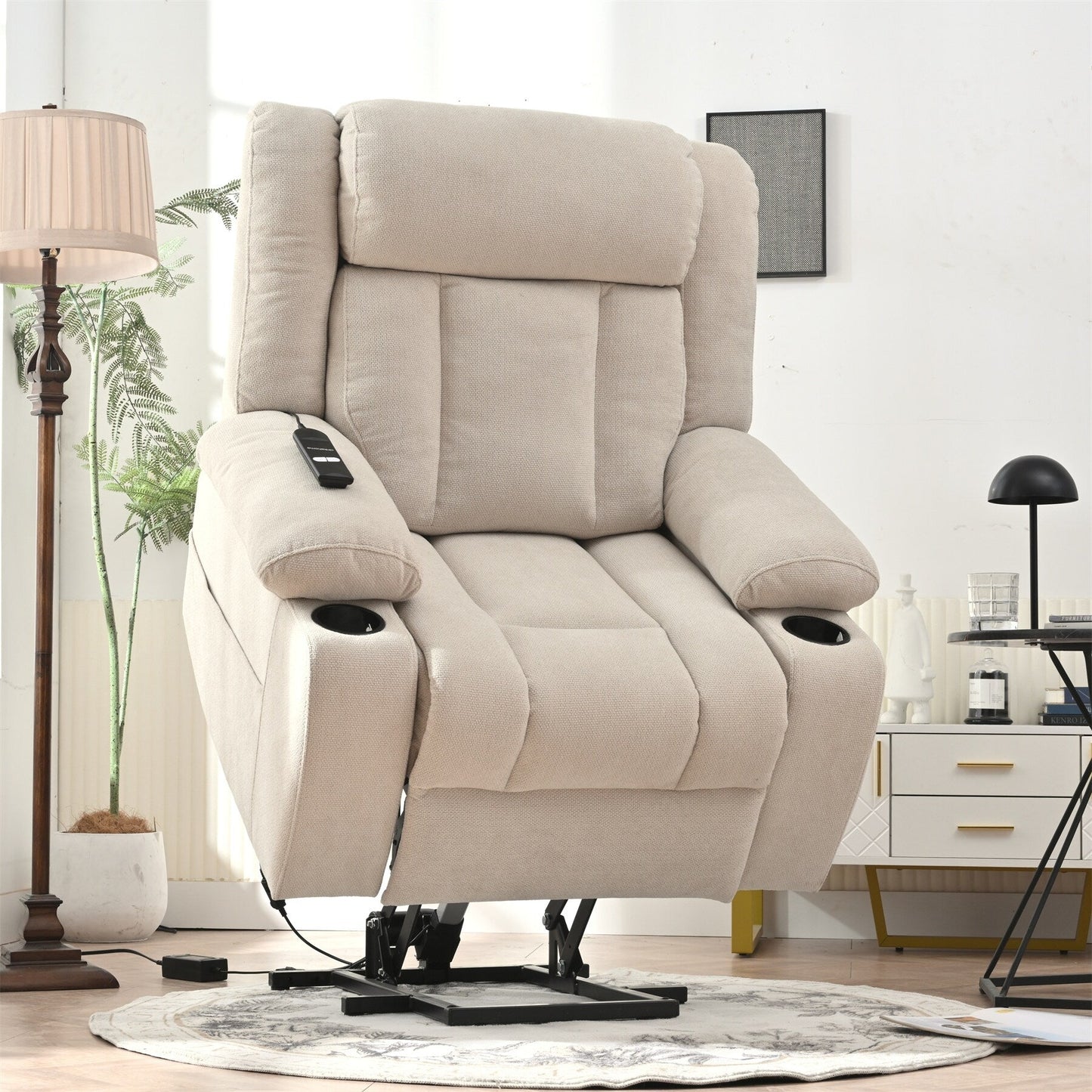 Fauteuil releveur électrique pour personnes âgées, en tissu, avec repose-pieds allongé, 2 porte-gobelets, poches latérales et télécommande.