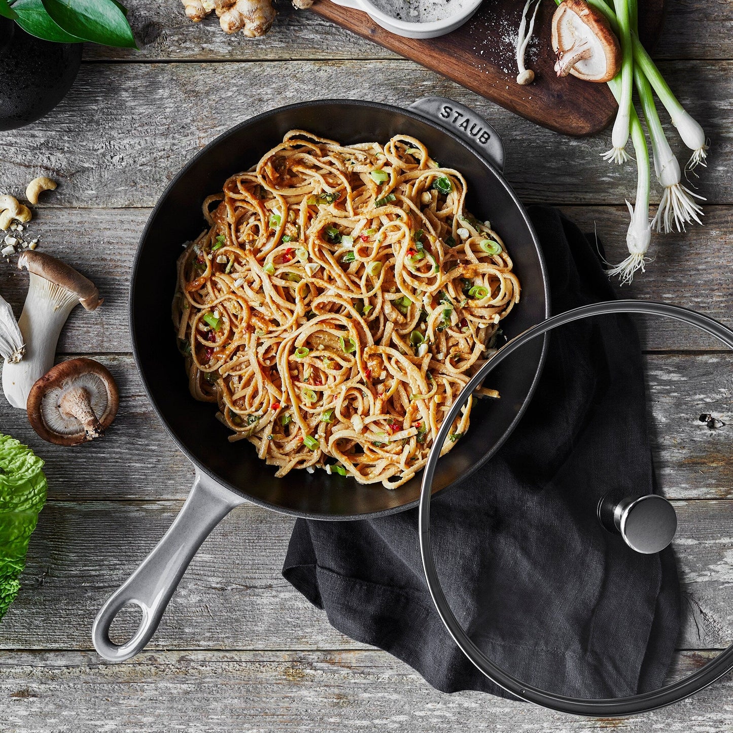 Poêle quotidienne en fonte STAUB de 2,9 pintes avec couvercle en verre