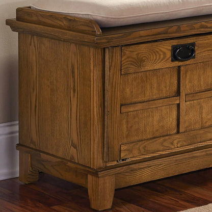 Le banc de rangement rembourré en vieille pierre de la grange grise