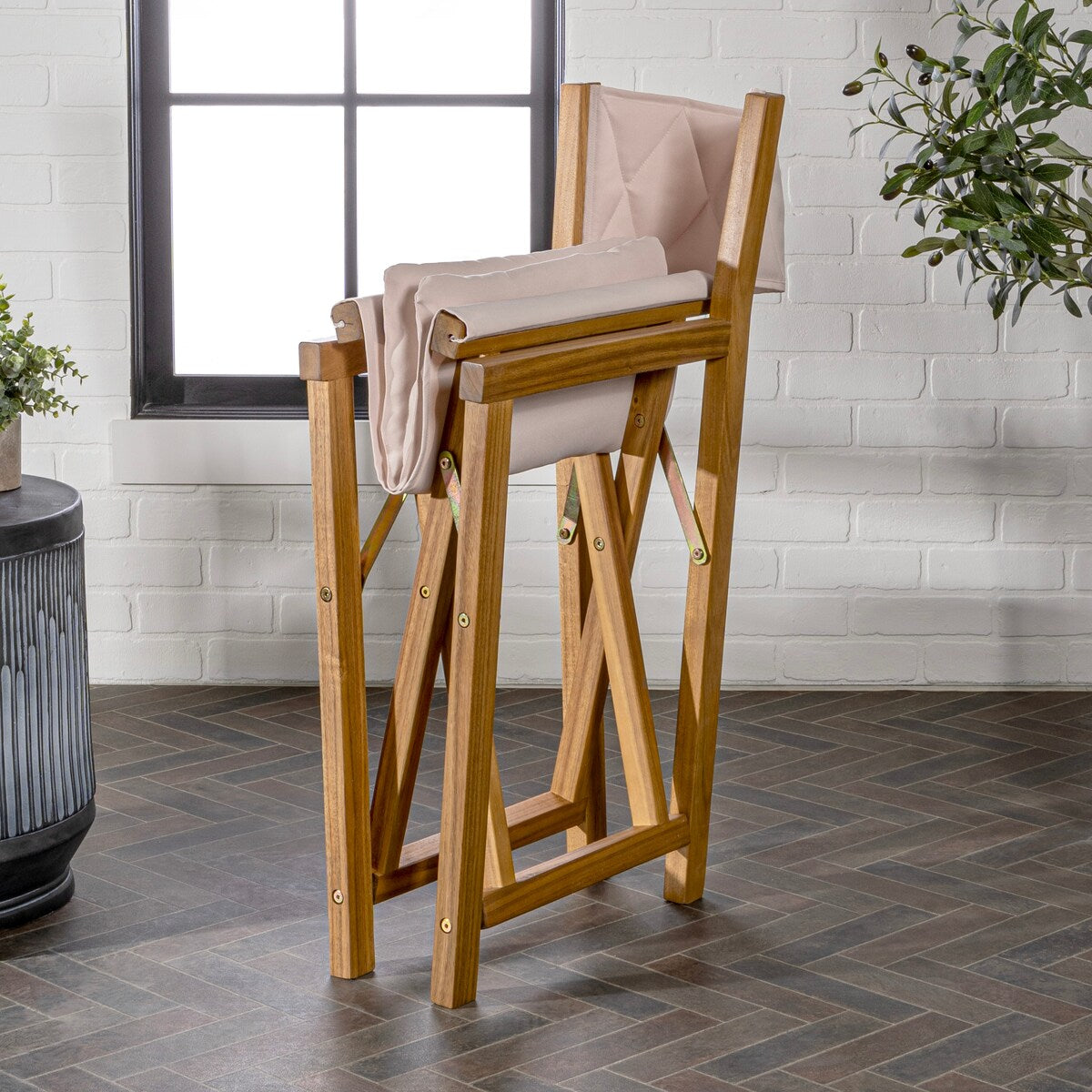 Chaise de réalisateur d'extérieur classique Theo, style milieu de siècle, pliable, en bois d'acacia, avec dossier matelassé en losanges et coussin (lot de 2) par JONATHAN Y