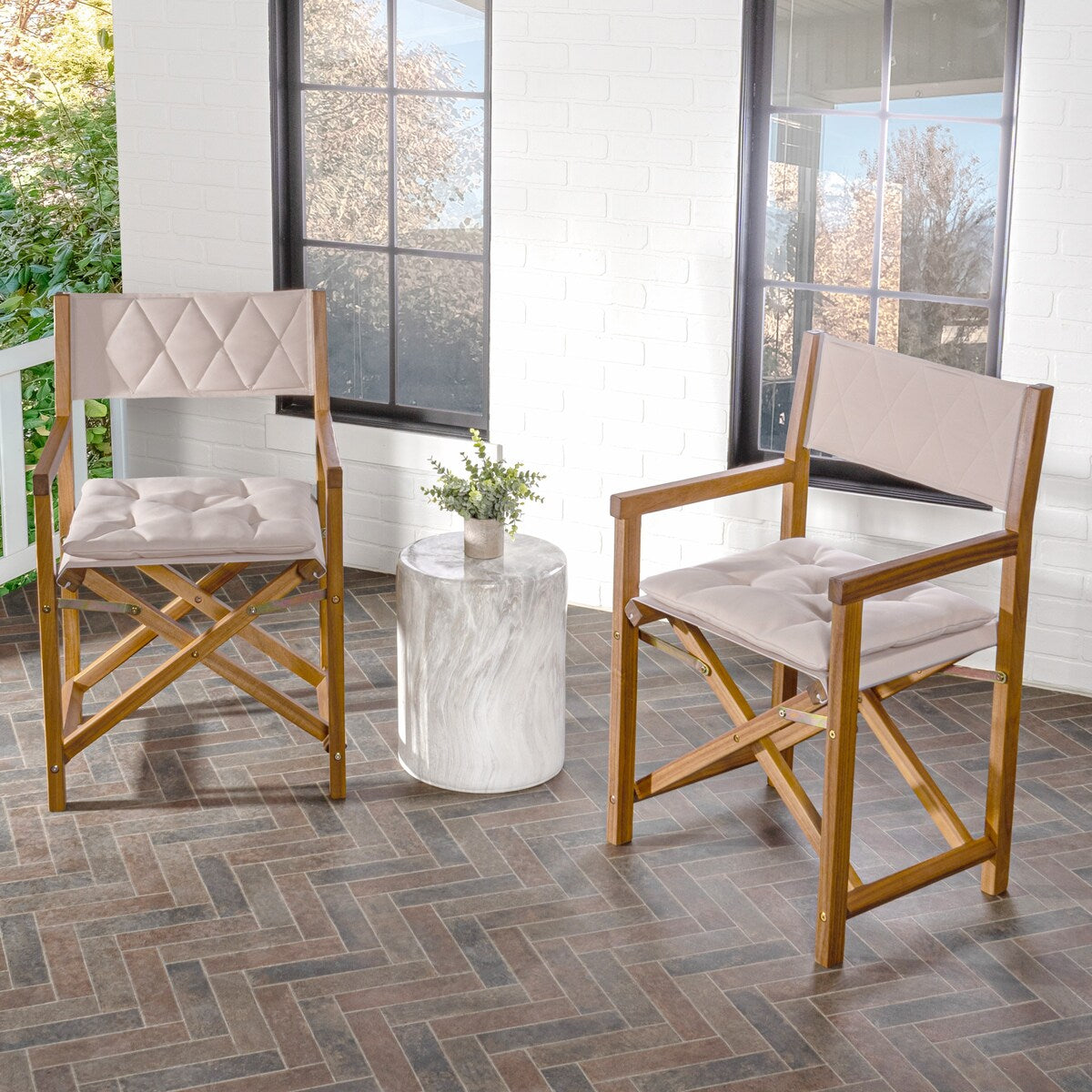 Chaise de réalisateur d'extérieur classique Theo, style milieu de siècle, pliable, en bois d'acacia, avec dossier matelassé en losanges et coussin (lot de 2) par JONATHAN Y