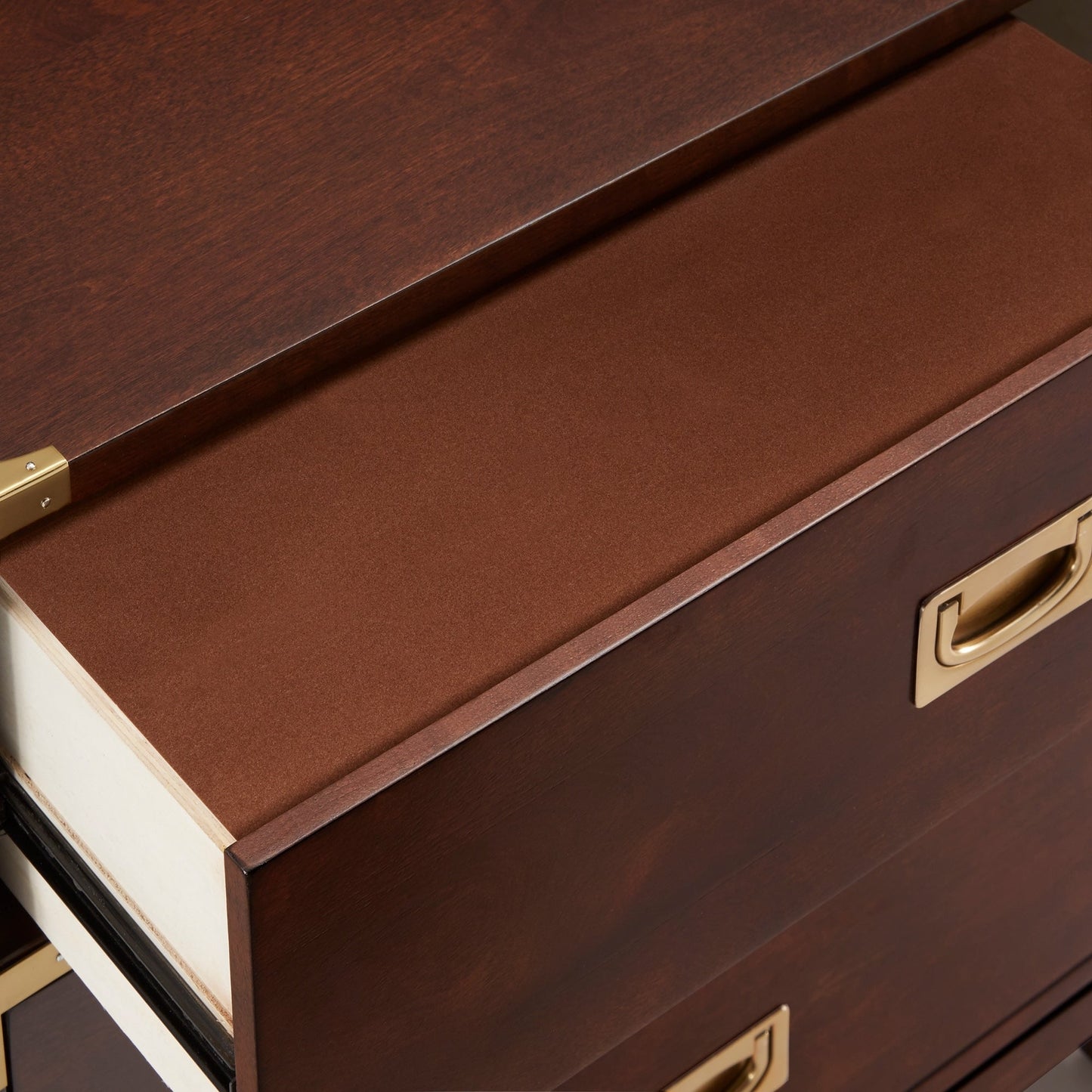 Table de chevet à 3 tiroirs avec accents dorés Valoria